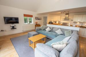 Una sala de estar con dos sofás y una mesa. en Tarka Summerhouse, en Woolacombe 14 fotos más
