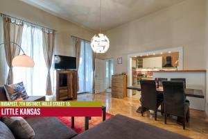 A television and/or entertainment centre at Little Americas Metropolitan Apartments