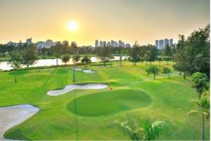 un campo de golf con la ciudad de fondo en 2 Bedrooms Scenic valley Big Free: Breakfast, Massage, More Discount Supermarket en Ho Chi Minh