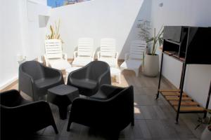 een kamer met stoelen, een tafel en een piano bij Augusta 8 in Salta