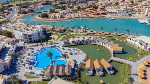 einen Luftblick auf den Wasserpark im Resort in der Unterkunft Panorama Bungalows Resort El Gouna in Hurghada