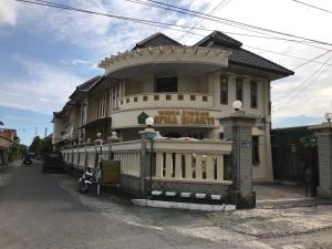 a large house with a balcony on a street at Wisma Atma Bhakti near Solo Square Mitra RedDoorz in Lawean