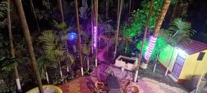 - une vue de tête sur une chambre avec des palmiers et des lumières dans l'établissement Sherbaug Villa 2BHK Revadanda and Nagaon Nearby Beach, à Revadanda