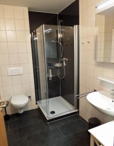 キュールングスボルンにあるYachthafenresidenz-Wohnung-9205-917のバスルーム(シャワー、トイレ、洗面台付)