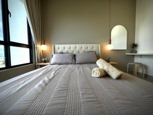 カジャンにあるCozy Studio Boulevard2 @ Kajang Town / 25-10の大きなベッド(靴2本付)が備わるベッドルーム1室 +25枚の写真
