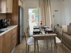 una cucina con tavolo e sedie e una sala da pranzo di Paul’s Garden Luxury House a Haraki