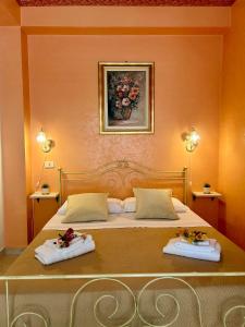 a bedroom with a bed with two towels on it at Appartamento La Sicula in Realmonte