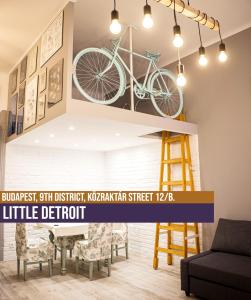 uma bicicleta pendurada numa parede numa sala de estar em Little Detroit Apt Great Market Hall em Budapeste