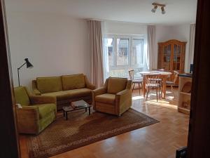 sala de estar con sofá, sillas y mesa en Grashüpfer en Freiensteinau
