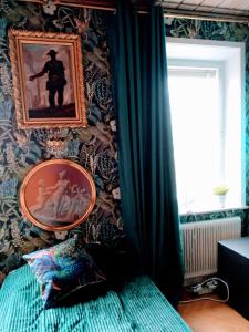 Villa Signedal Hostel في Kvidinge: غرفة نوم بحائط مع صورة وسرير