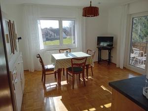 une salle à manger avec une table et des chaises ainsi qu'une cuisine dans l'établissement Wildbiene, à Freiensteinau