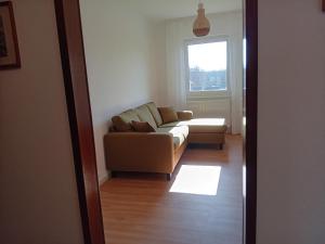 - un salon avec un canapé et une fenêtre dans l'établissement Wildbiene, à Freiensteinau