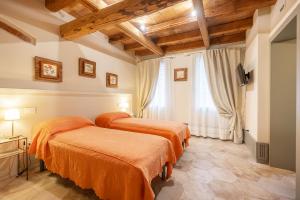 A bed or beds in a room at Soave Country House