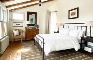 Ένα ή περισσότερα κρεβάτια σε δωμάτιο στο White Cottage