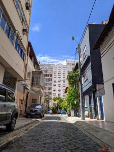 uma rua de paralelepípedos numa cidade com edifícios em Fullano B&B no Rio de Janeiro