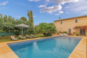 una piscina frente a una casa en Buger - 3070 Mallorca4, en Búger