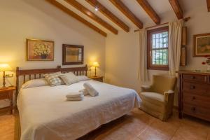 1 dormitorio con 1 cama, 1 silla y 1 ventana en Buger - 3070 Mallorca4, en Búger