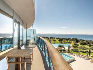 een balkon met uitzicht op de oceaan bij Falkensteiner Hotel & Spa Iadera in Zadar