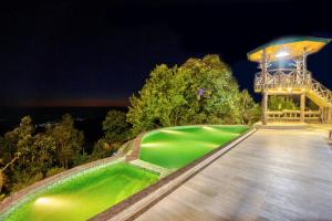 een golfbaan 's nachts met een green bij Hotel Katson Castle Dharamshala in McLeod Ganj