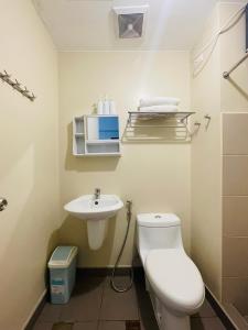 een badkamer met een toilet en een wastafel bij * *J2 Simple City Retreat in Iloilo City