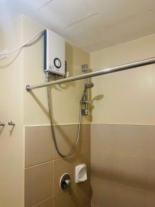 een douchecabine in een badkamer met een toilet bij * *J2 Simple City Retreat in Iloilo City