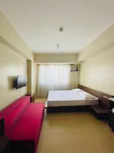 Un pat sau paturi într-o cameră la * *J2 Simple City Retreat