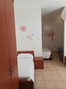 a small room with two beds in a room at Marrubiu Resort Note di Stelle in Marrùbiu