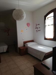 een slaapkamer met 2 bedden en een raam bij Marrubiu Resort Note di Stelle in Marrùbiu