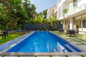 una piscina en el patio trasero de una casa en EKOSTAY Luxe I Avante Villa, en Calangute