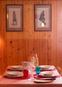 un tavolo con una tovaglia a scacchi rossa e bianca di Casetta sul Lago di Misurina a Misurina