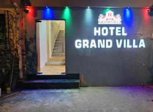 een bord voor een hotelvilla met trappen bij Hotel Grand Villa in Mumbai
