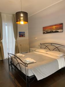 Un dormitorio con una cama con dos toallas encima. en B&B Petruzzelli, en Bari 20 fotos más