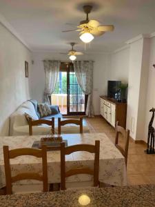 Rodaにある3 Bed Apartment Sleeps 6 with Shared Poolのソファとテーブルのあるリビングルーム