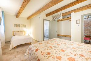 a bedroom with a bed and a window at Soave Country House in Angiari