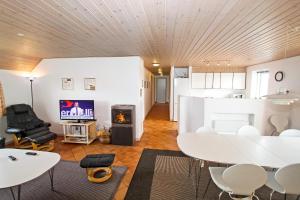 TV a/nebo společenská místnost v ubytování Cottage with wood-burning stove by the sea - SJ760