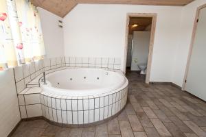 Koupelna v ubytování Cottage with wood-burning stove by the sea - SJ760 + 15 fotografií