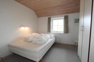 Postel nebo postele na pokoji v ubytování Cottage with wood-burning stove by the sea - SJ760