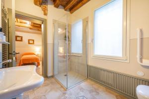 A bathroom at Soave Country House