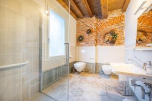 A bathroom at Soave Country House