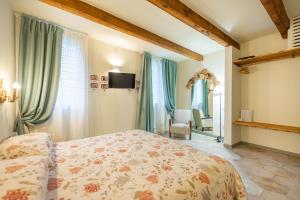 A bed or beds in a room at Soave Country House