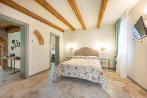 A bed or beds in a room at Soave Country House
