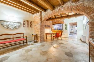 uma sala de estar com uma mesa e uma parede de tijolos em Soave Country House em Angiari