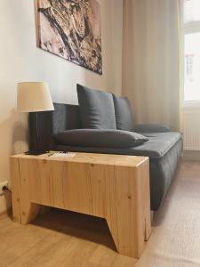 ein Sofa und einen Couchtisch im Wohnzimmer in der Unterkunft Apartmán Sirius B in Budweis