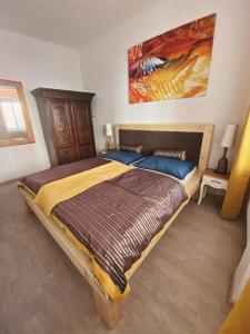 Un pat sau paturi într-o cameră la Apartmán Sirius B