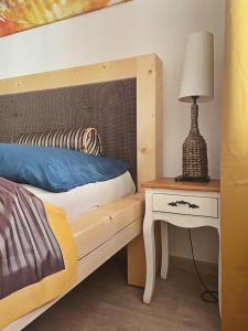 - une chambre avec un lit et une table avec une lampe dans l'établissement Apartmán Sirius B, à České Budějovice
