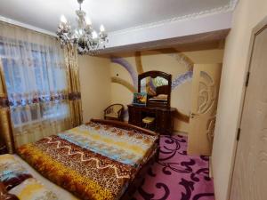 um quarto com uma cama e um espelho em Gold Rose Apartament em Chisinau