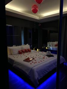 a bedroom with a large bed with red balloons on it at Motel Flamingo in Perafita