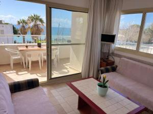 ein Wohnzimmer mit Sofa und Tisch in der Unterkunft HOLIDAY APART 50 meters to BEACH, Sea view apartments in Didim