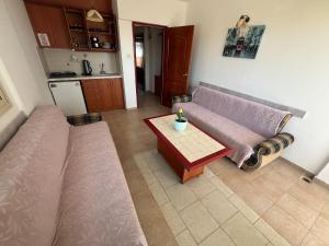 ein Wohnzimmer mit Sofa und Tisch in der Unterkunft HOLIDAY APART 50 meters to BEACH, Sea view apartments in Didim