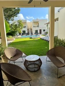 科蘇梅爾的住宿－Villas Mar Turquesa Cozumel，一个带桌椅的庭院和一个庭院